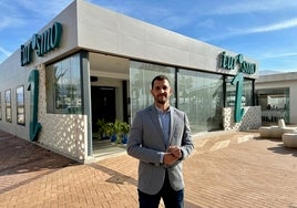 El concejal delante de la nueva Oficina de Turismo.