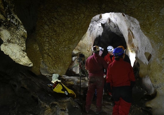 Investigadores en las cuevas rinconeras.