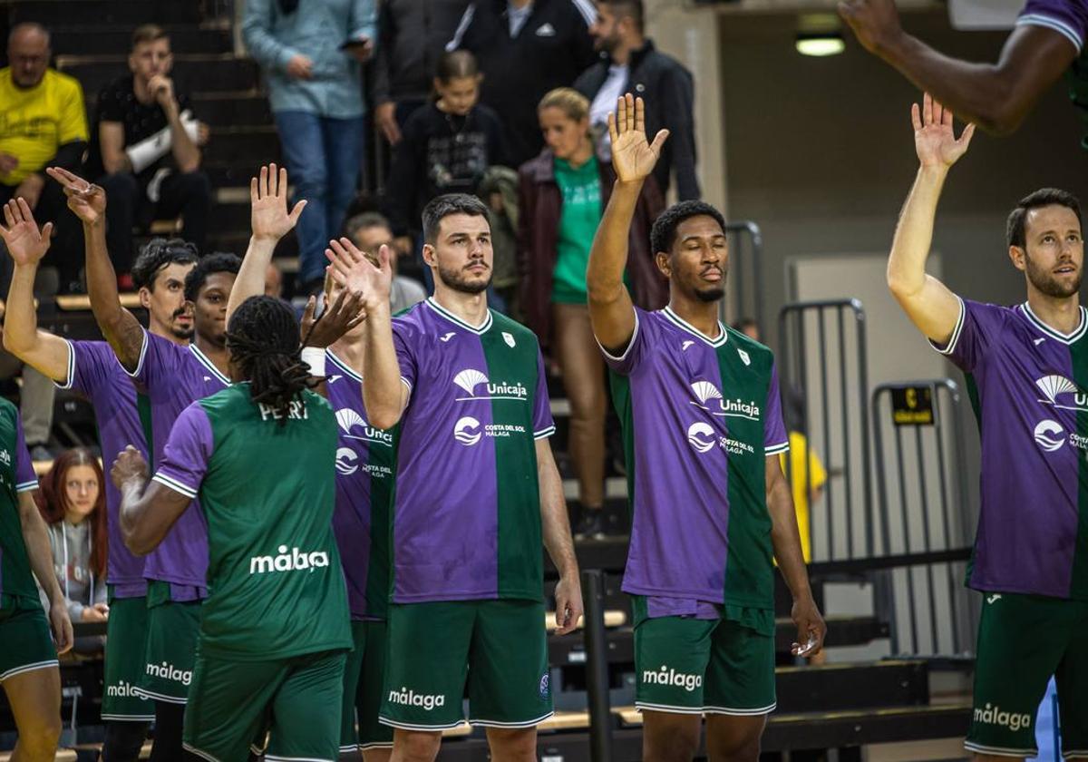 Los jugadores del Unicaja saludan en una presentación antes de un partido en la Basketball Champions League.