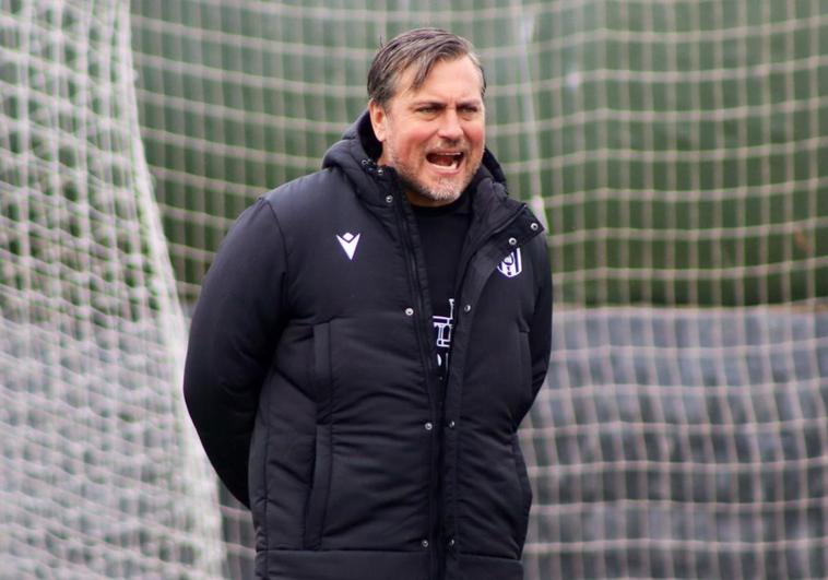 Manel Ruano dirige un entrenamiento del Mérida.