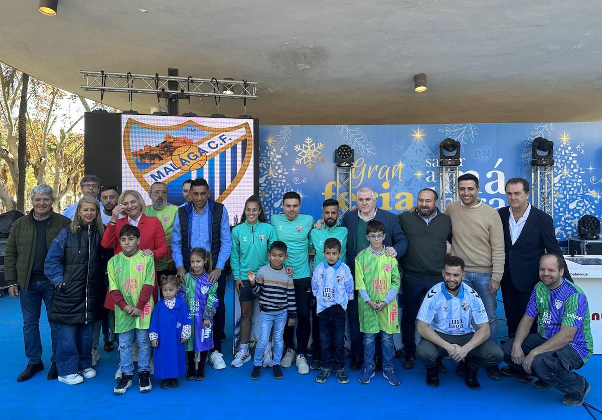 Luca Sangalli, en el centro en la foto de familia de la visita institucional de una comitiva del Málaga en la Feria 'Sabor a Málaga', su principal patrocinador, celebrada en la capital.