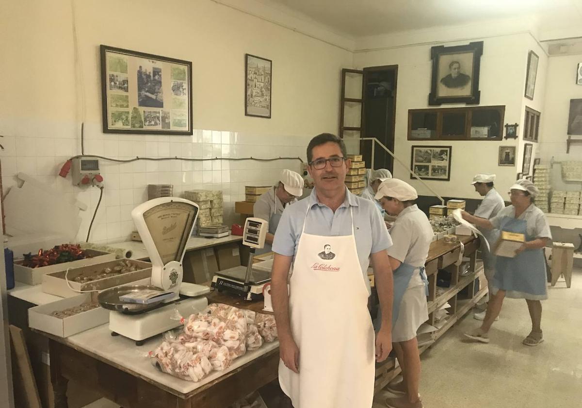 Santiago Fernández, en el obrador de La Colchona, que está en su propio domicilio.