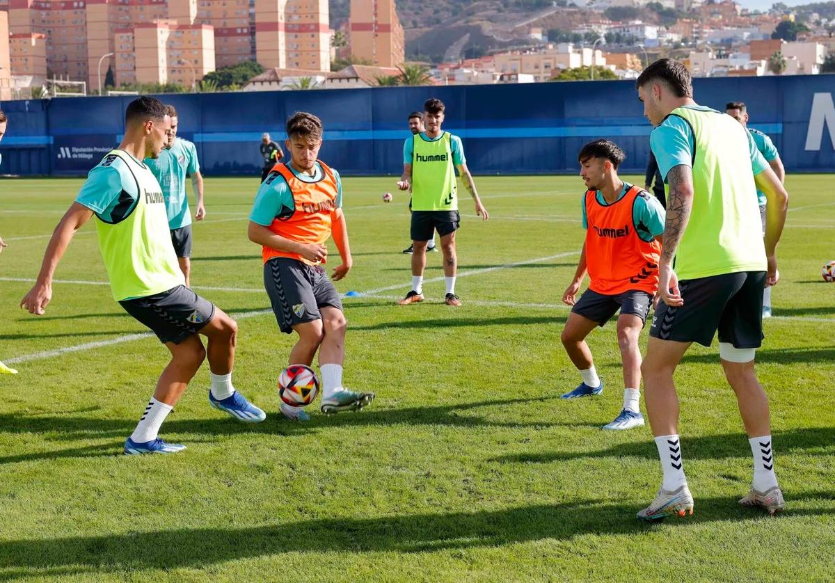 Jugadores del Málaga, entre ellos los exjugadores del Mérida Dani Lorenzo y Larrubia, durante un entrenamiento en el Anexo de La Rosaleda.