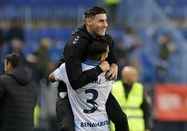 Roberto se abraza con Bilal para celebrar la clasificación a dieciseisavos de final de la Copa del Rey tras ganar al Eldense en La Rosaleda.