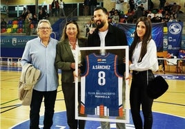 Merecido homenaje del CB Marbella a su icono Alfonso Sánchez