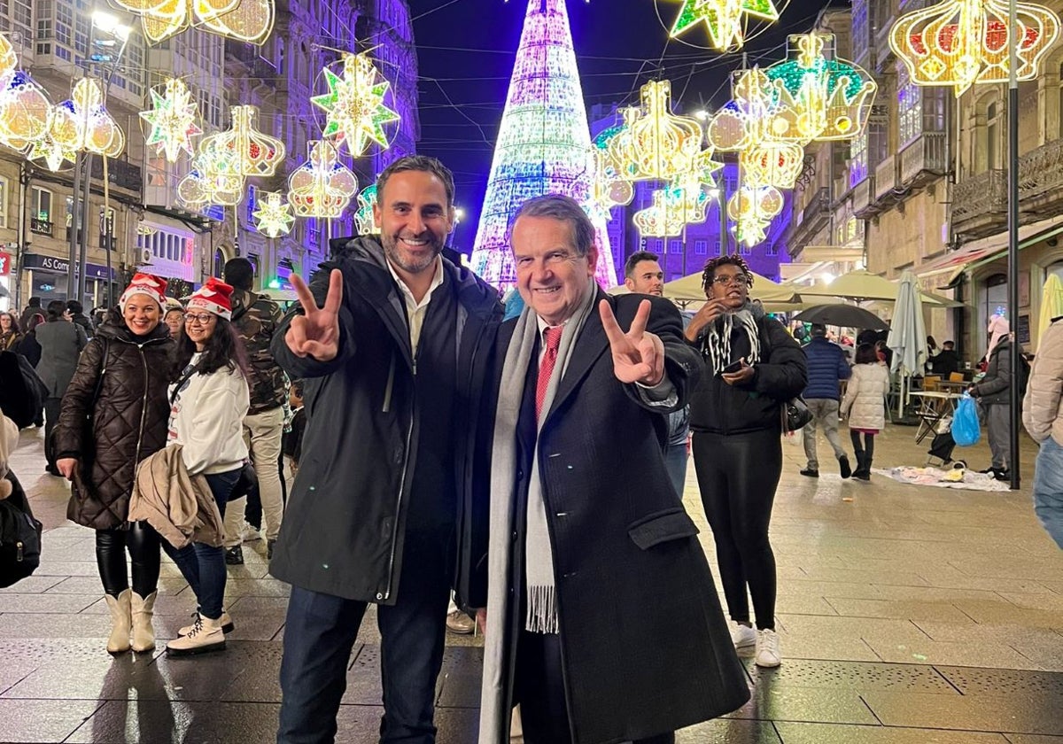 El portavoz socialista, Dani Pérez, junto al alcalde de Vigo, Abel Caballero.