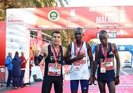 Los corredores, este domingo, por el Paseo del Parque de Málaga.