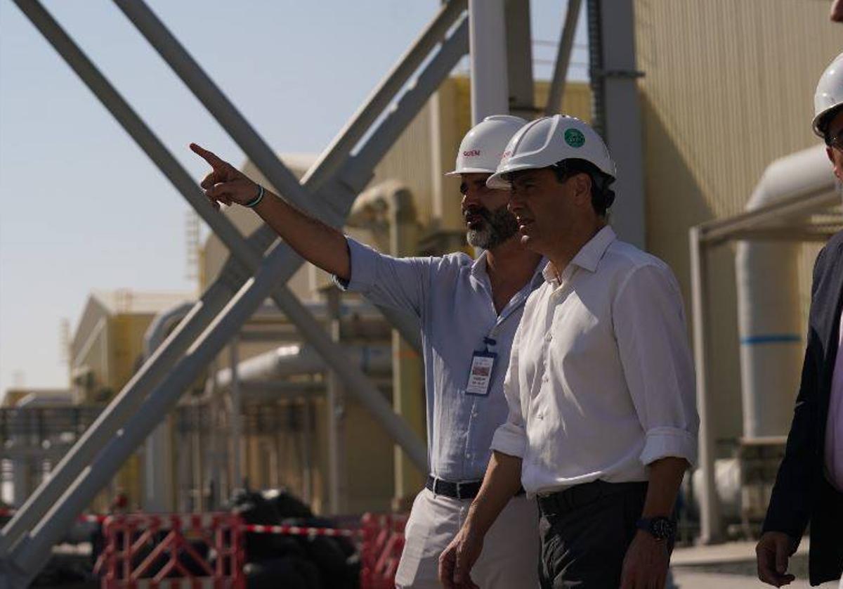 Juanma Moreno, este domingo, e una visita a una de las plantas desalinizadoras más potentes del mundo de Emiratos Árabes.