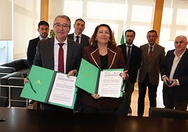 Francisco Salado y Carmen Crespo muestran el protocolo tras firmarlo.