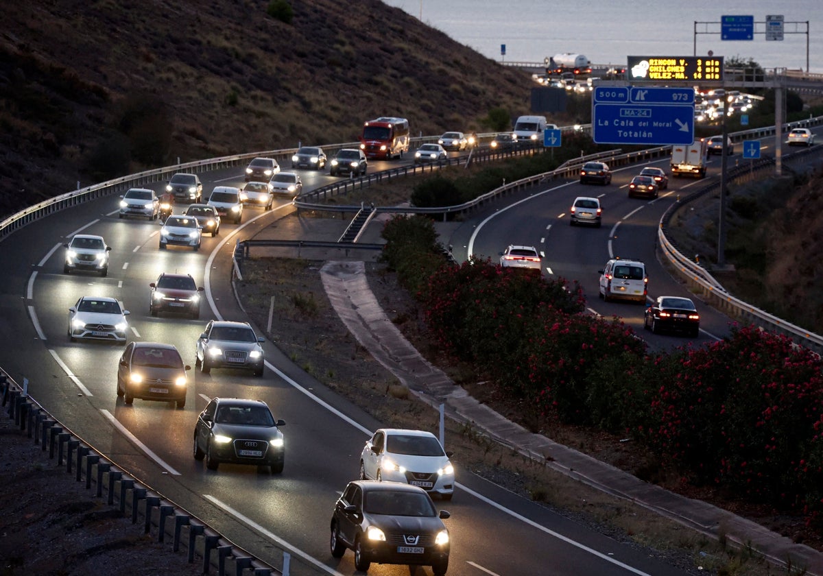 Vehículos circulan por la autovía A-7, a su paso por Rincón de la Victoria, donde el trazado solo tiene dos carriles para cada sentido.