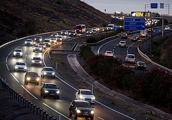 Vehículos circulan por la autovía A-7, a su paso por Rincón de la Victoria, donde el trazado solo tiene dos carriles para cada sentido.