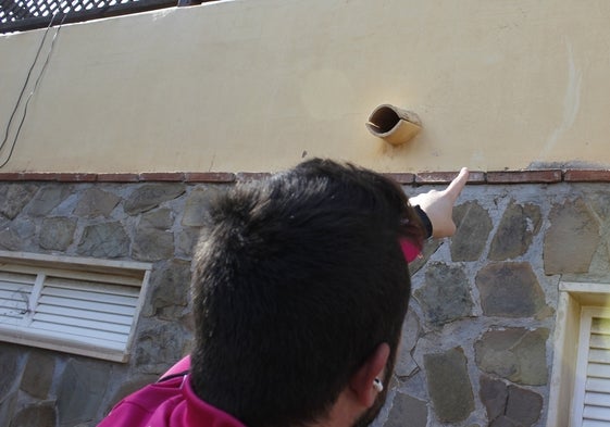 Un vecino señala el lugar por el que escalaron hasta su casa.