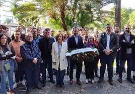 Pérez con dirigentes y militantes socialistas en la ofrenda floral ante el busto del fundador del PSOE.