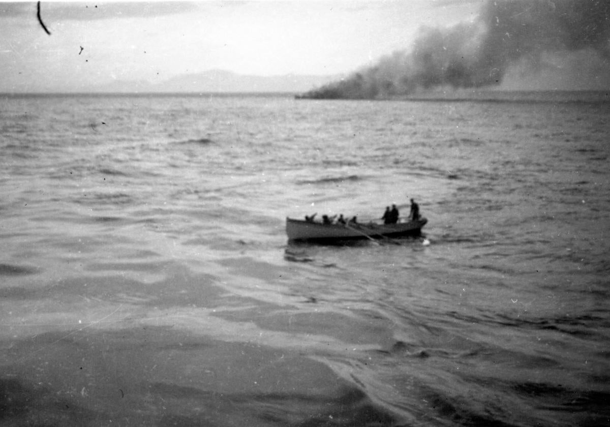 Imagen principal - El Almirante Ferrándiz hundiéndose mientras los marineros son rescatados.