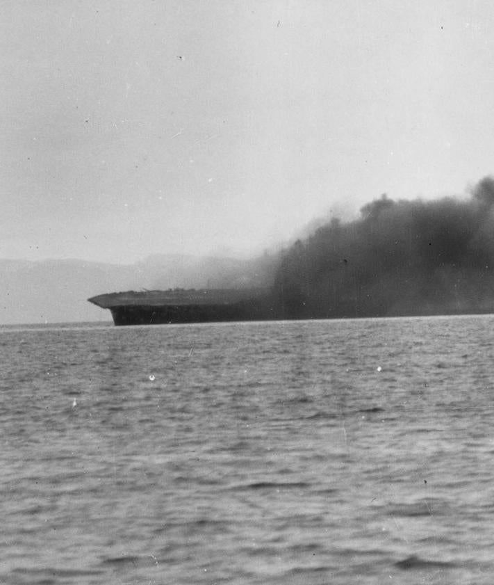 Imagen secundaria 2 - El portaaviones en pleno naufragio.