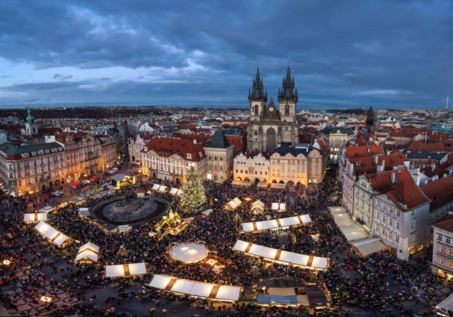 Vista del mayor mercado de Navidad, el de la Plaza Vieja.
