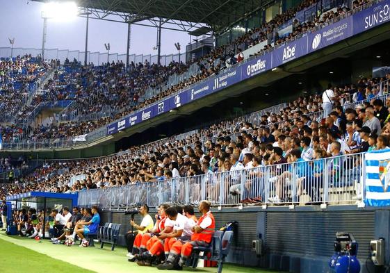 La grada de Tribuna de La rosaleda durante un partido de esta temporada.