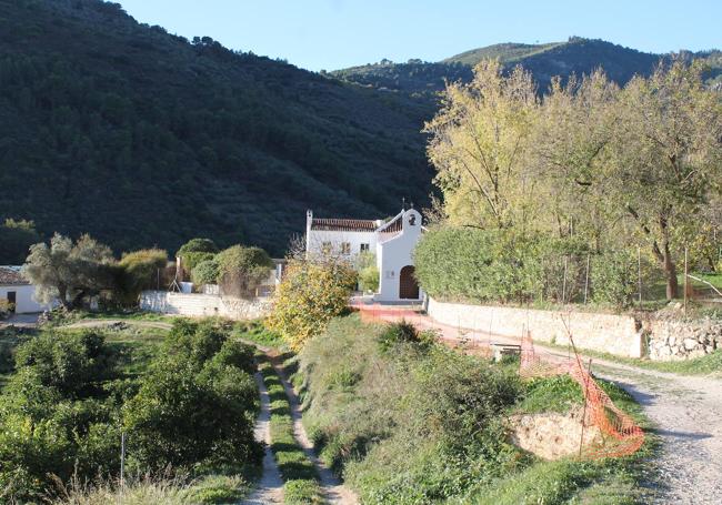 A trescientos metros se avista al fondo la ermita