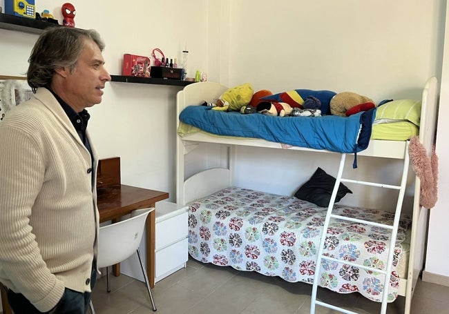 Jacinto Ruiz del Portal Muñoz, psicólogo de Nuevo Futuro, durante la visita a la casa.