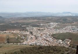 Panorámica. Vista del casco urbano de Alameda desde la zona alta de la sierra de la Camorra.