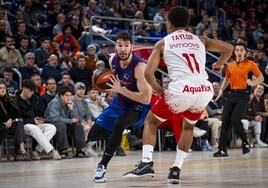 Brizuela encara a Taylor durante el partido jugado en el Palau.