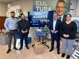 Presentación de la campaña solidaria, en la sede del PP de Rincón de la Victoria.