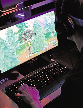 Un 'streamer' juega a 'Fortnite' en Twitch