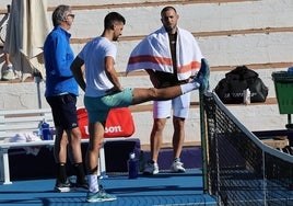 El preparador físico de Djokovic, Marco Panichi, Novak Djokovic y Daniel Evans, este jueves en una de las pistas de Puente Romano.