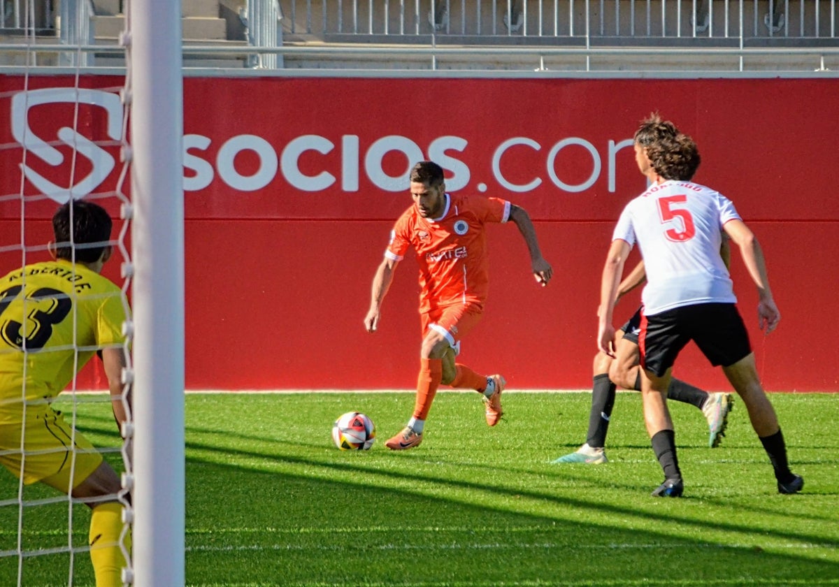 Zamorano, en una acción de un partido del Vélez.