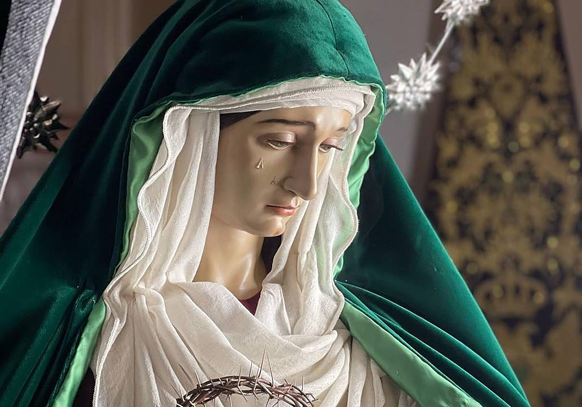 Imagen principal - 1: María Santísima de la Esperanza de Vélez-Málaga. 2: Patrona y protectora de la Protección Civil de Coín. 3: Nuestra Señora de la Esperanza, de Málaga.