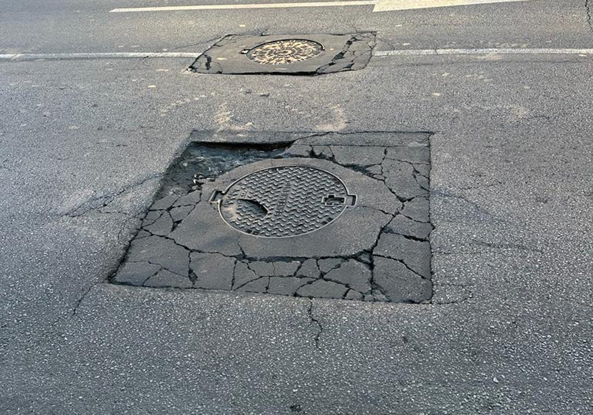 Vista de las arquetas dañadas en la calzada denunciada.