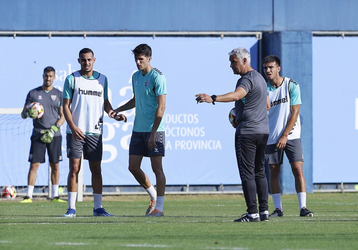 Pellicer dirige a sus hombres durante una sesión de la semana.