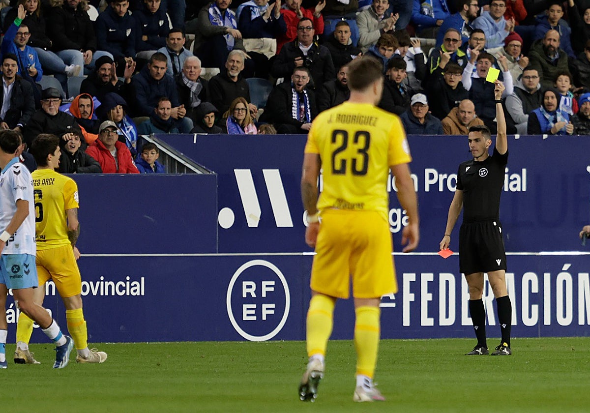 El cordobés Camacho Garrote saca una tarjeta amarilla en el choque.