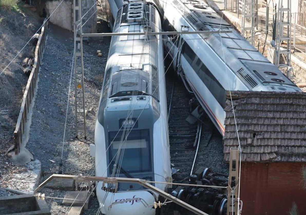 Investigan si uno de los trenes se saltó un semáforo y colisionó con el otro en El Chorro