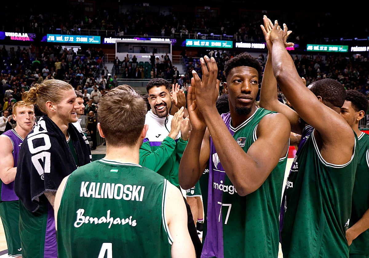 Los jugadores del Unicaja celebran la victoria ante el Granada.