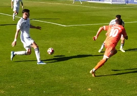 Un desmarque de Zamorano, en una acción del derbi en Marbella.