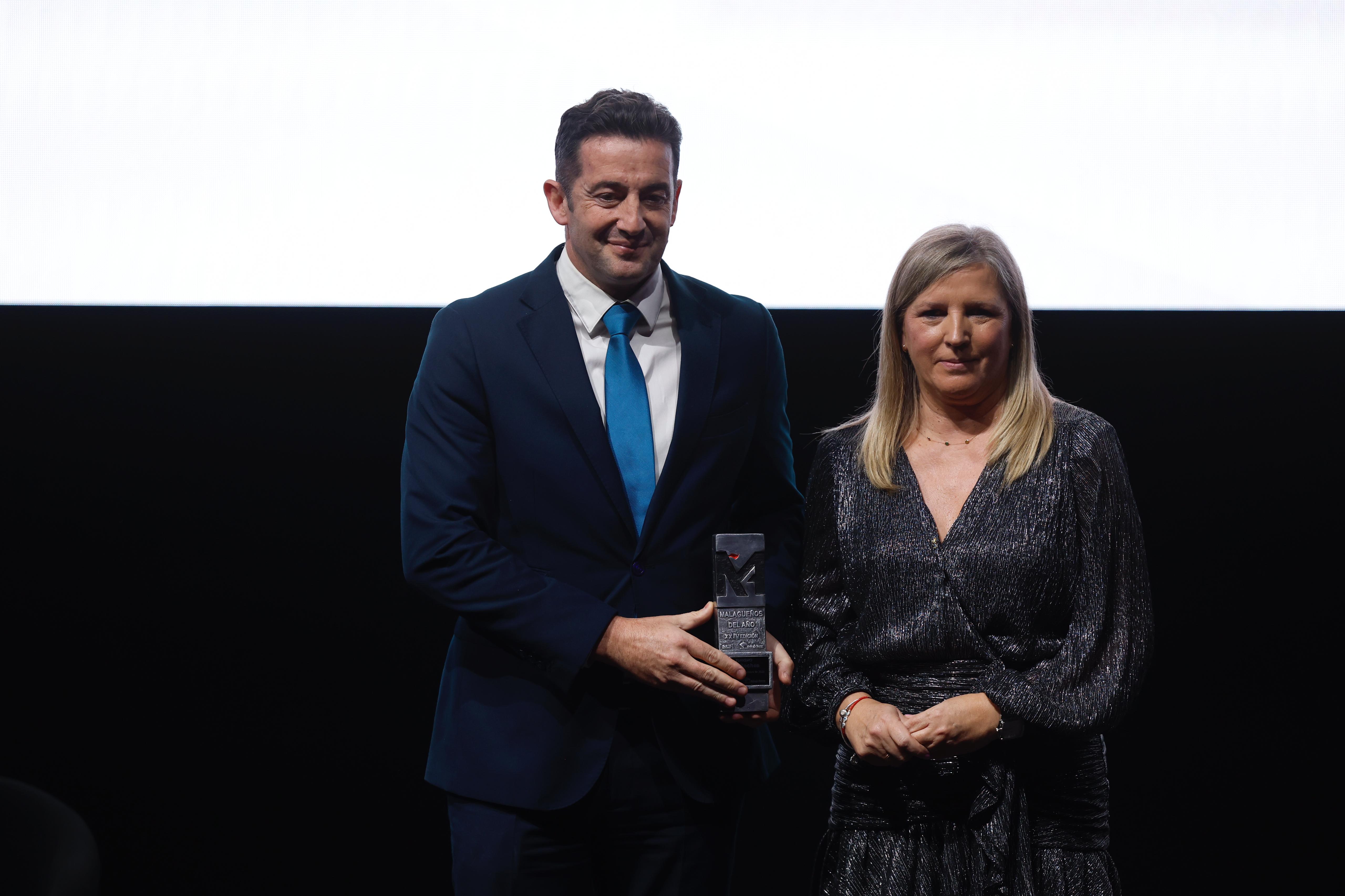 Carlos Díez de la Lastra, CEO de Les Roches, recibe el galardón en el apartado de Turismo de manos de Pilar Martínez, periodista de SUR.