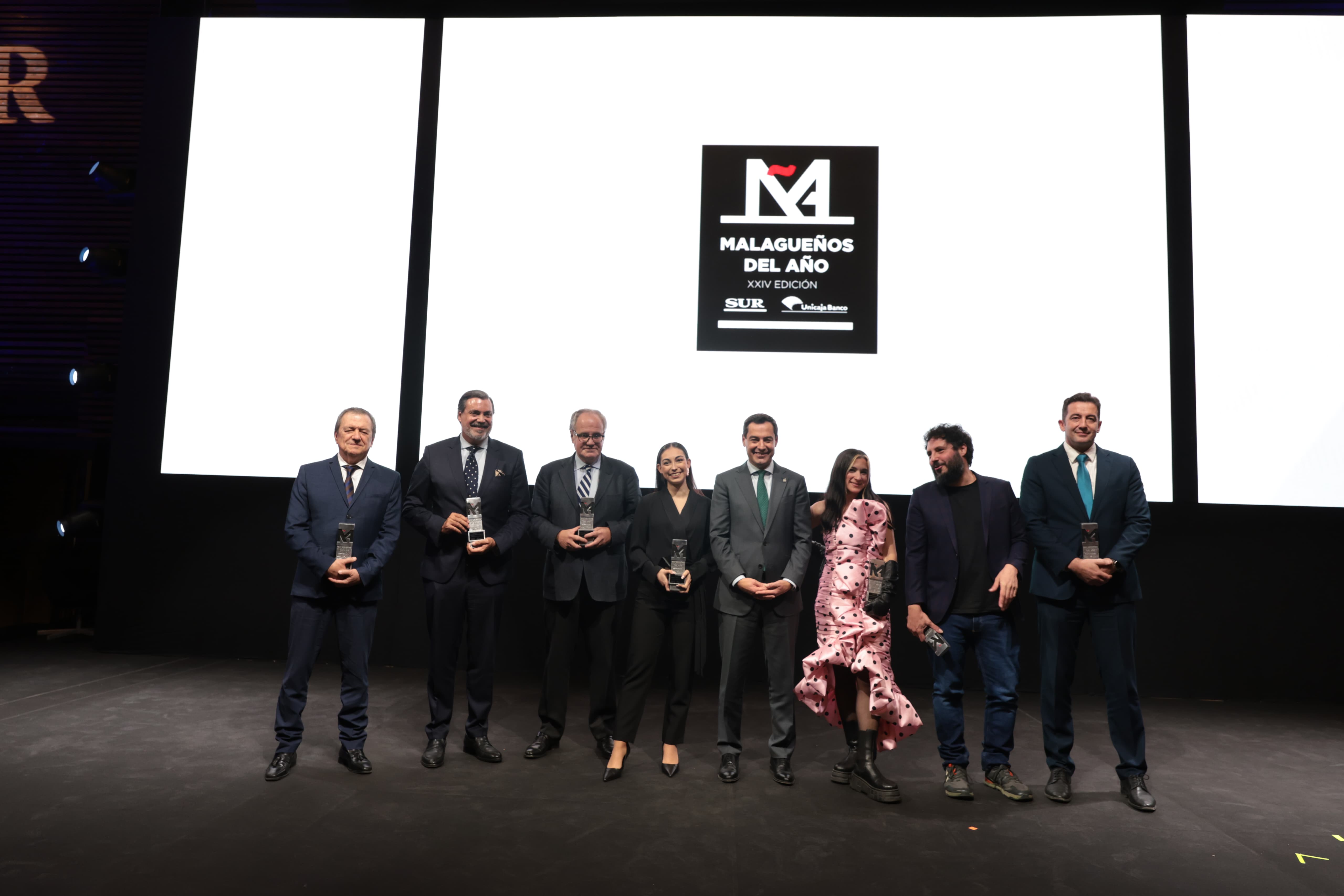 El presidente de la Junta junto a los galardonados en la XXIV edición de los Premios Malagueños del Año.