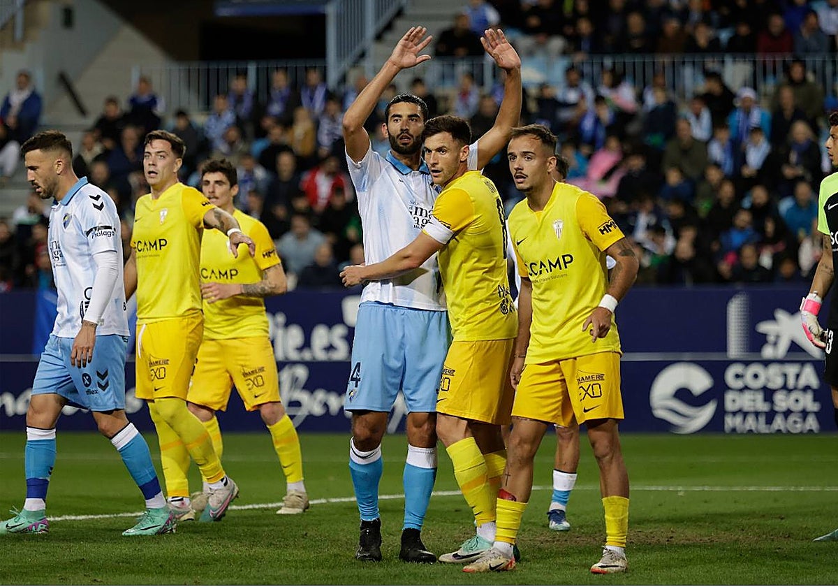 Einar Galilea se prepara para rematar un córner.