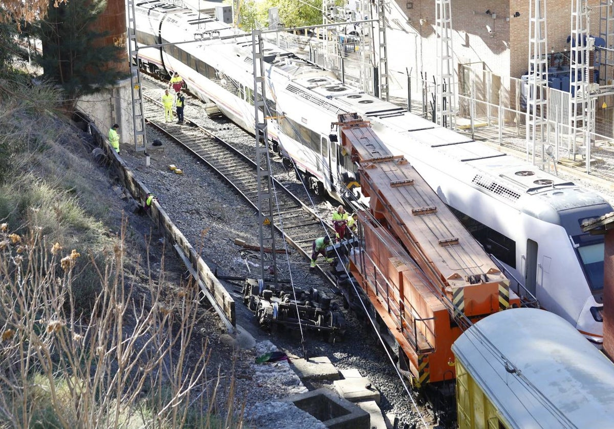 Los daños que experimentó el tren que estaba estacionado fueron mucho mayores y están complicando los trabajos.