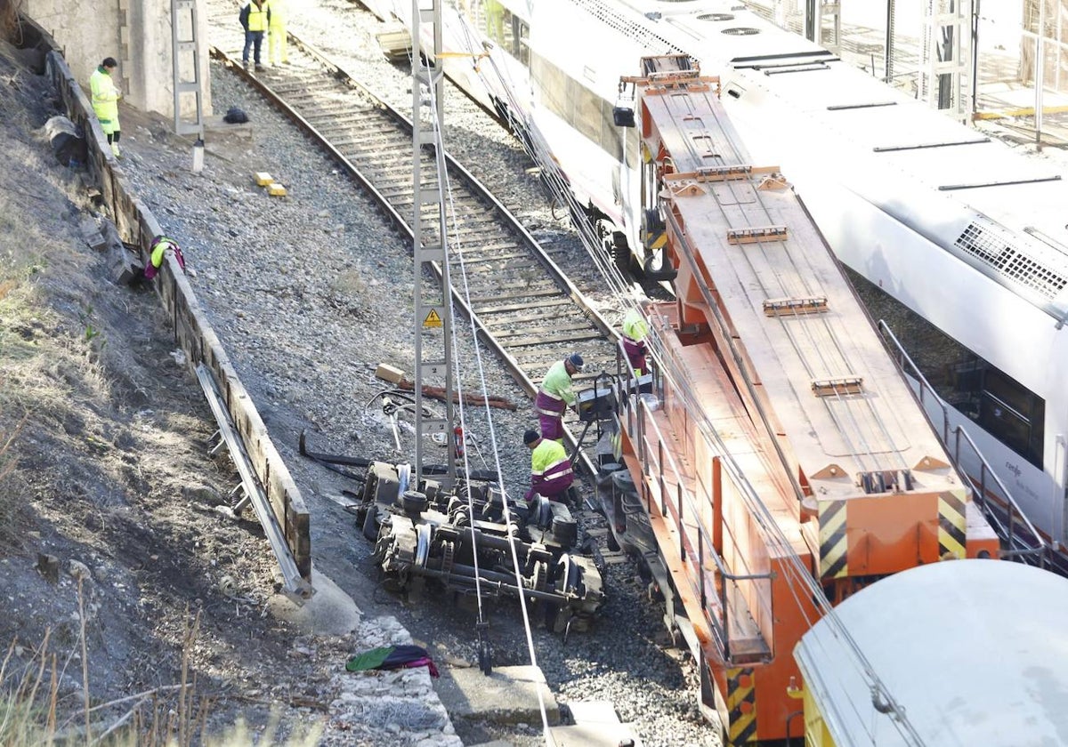 Imagen de los trabajos que se están desarrollando este lunes en la estación del Chorro.