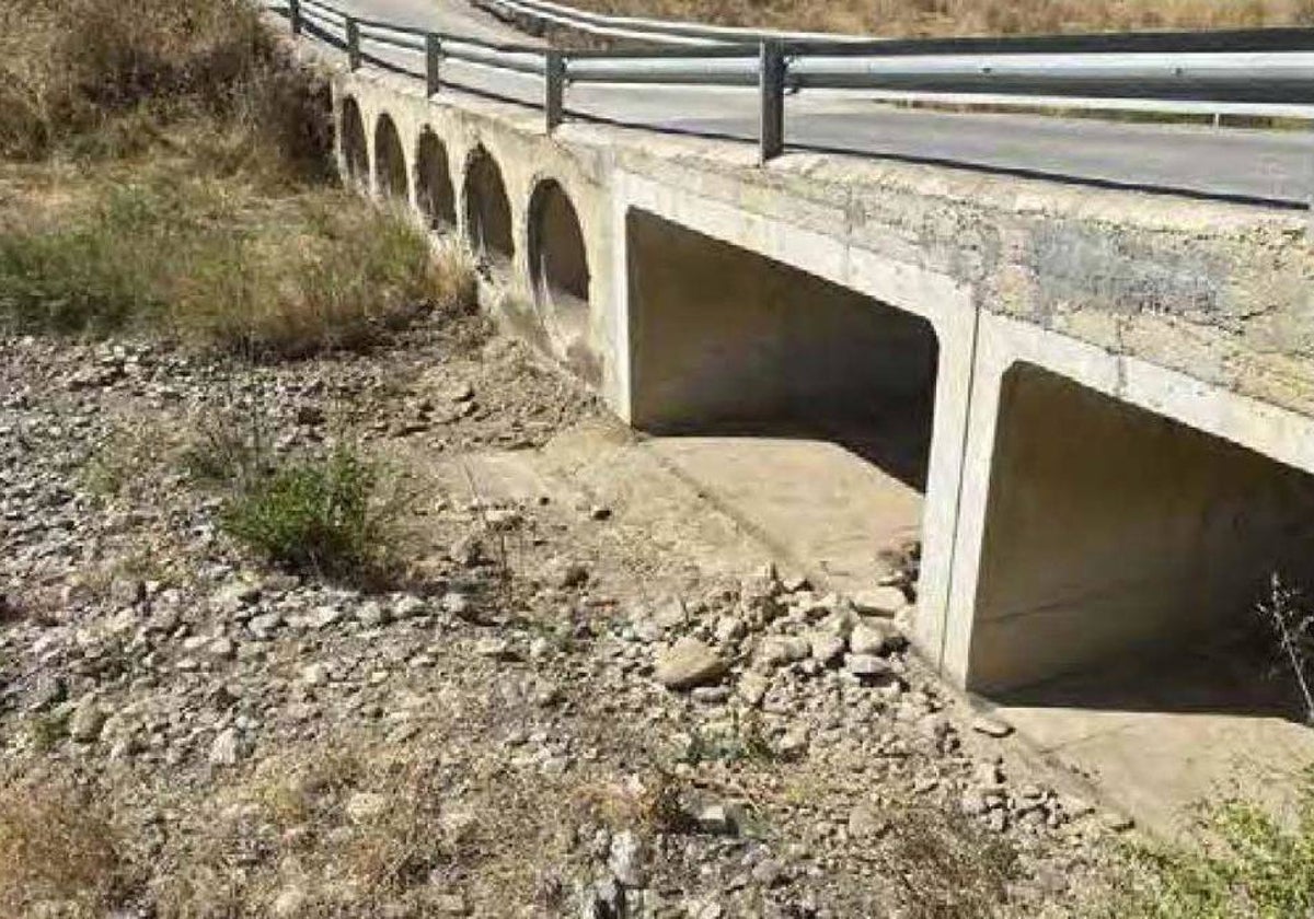 El puente actual para acceder a la urbanización El Alcaide en Casabermeja.