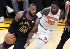 LeBron James avanza en un partido entre los Lakers y los New York Knicks.