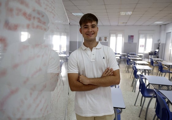 Abilio Ruiz, en una de las aulas del colegio Maristas.