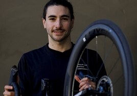 Alberto González, con su bicicleta actual.