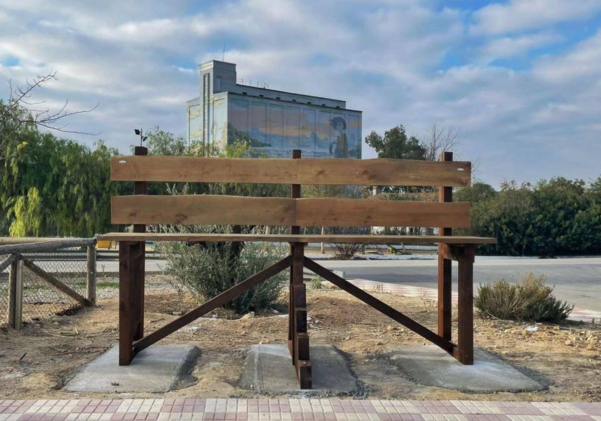 El banco gigante que han instalado en Fuente de Piedra.