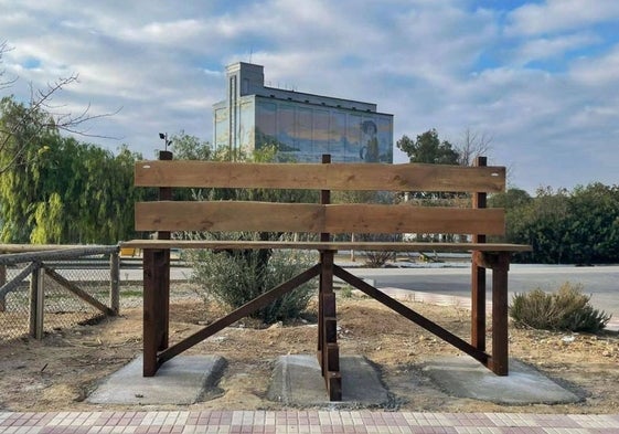 El banco gigante que han instalado en Fuente de Piedra.