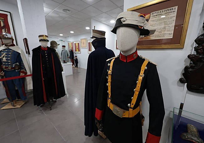 Ejemplos de algunos trajes que se pueden ver en el museo.