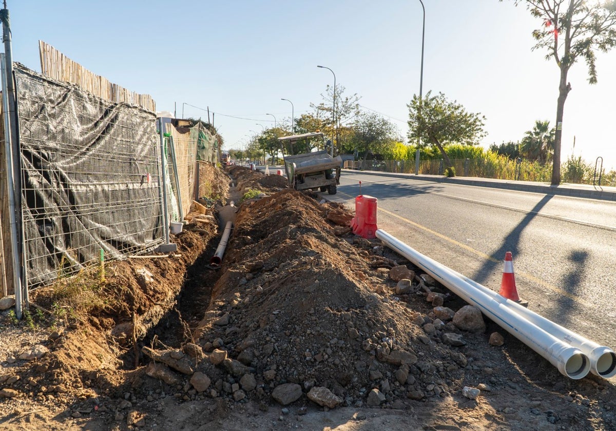 Imagen de los trabajos en el arcén junto a la antigua N-340 que conecta Nerja y Maro.