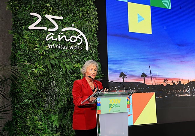 Teresa Porras, en el momento en el que recoge el prermio de Ecovidrio, en Madrid.